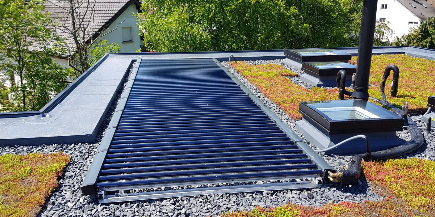 Panneaux solaires thermiques installés en toiture pour la production d’énergie renouvelable.